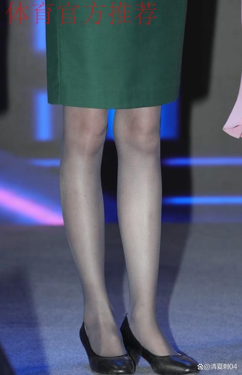 靓丽空姐亮相中甲赛场 助威球队倡导文明赛场 靓丽空姐亮相中甲赛场 助威球队倡导文明赛场